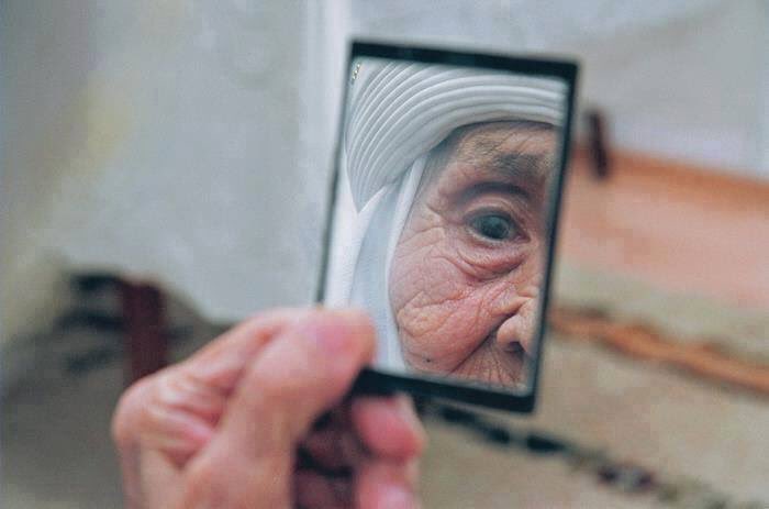 أنا آنسة فى الستين عشت حياتى الطويلة المريرة كالكوبرى الممدود عبر ثلاثة أجيال لم أعرف الحب و لا الزو...