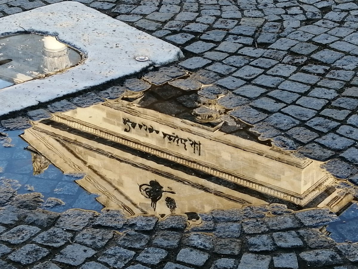 İstanbul Arkeoloji Müzeleri, yansıması bile bir başka güzel. Fotoğraf için müzemiz uzmanı Ömer Çepnioğlu'na teşekkür ederim.