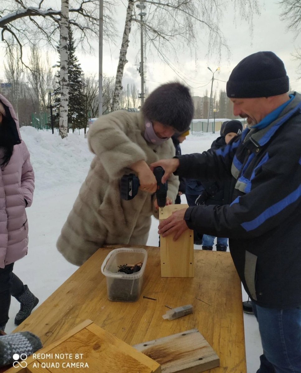 Добрые дела в действии. Сегодня в парке им. Ю.А. Гагарина прошла экологическая акция «Покормите птиц зимой!». Волонтерский отряд 5А класса и учителя  изготовили кормушки для птиц и развесили их в парке. Также ребята сдали в ЭкоМобиль вторсырьё на переработку.