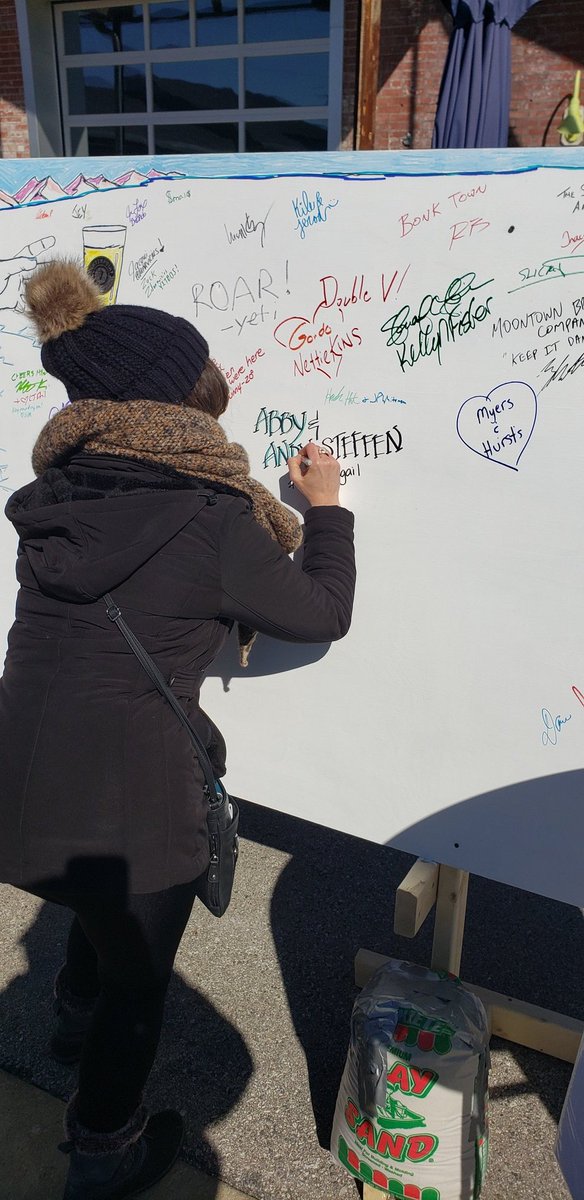 GiantAsk's tweet photo. The artist creating her work, @stabbyabby1 #FrigidDigits #KyleandGail https://t.co/2U31kJnHBM
