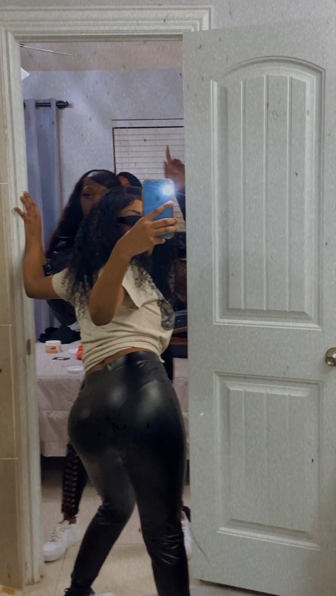 ChanteeeM's tweet image. Look, that b* a ten, her attitude bad 🔥🖤