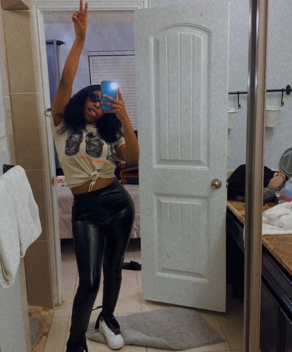 ChanteeeM's tweet image. Look, that b* a ten, her attitude bad 🔥🖤