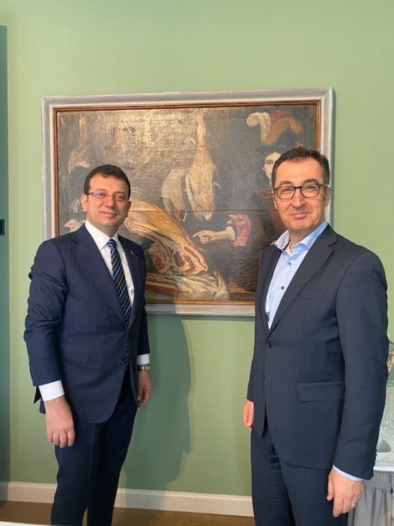 Sağdaki sözde Ermeni soykırımı meselesinin adeta Almanya'daki sözcüsü. Türkiye düşmanı... Belediye başkanısın, darbe planlayıcısı İngiliz'den sonra da bu Alman... 
Mecbur musun?