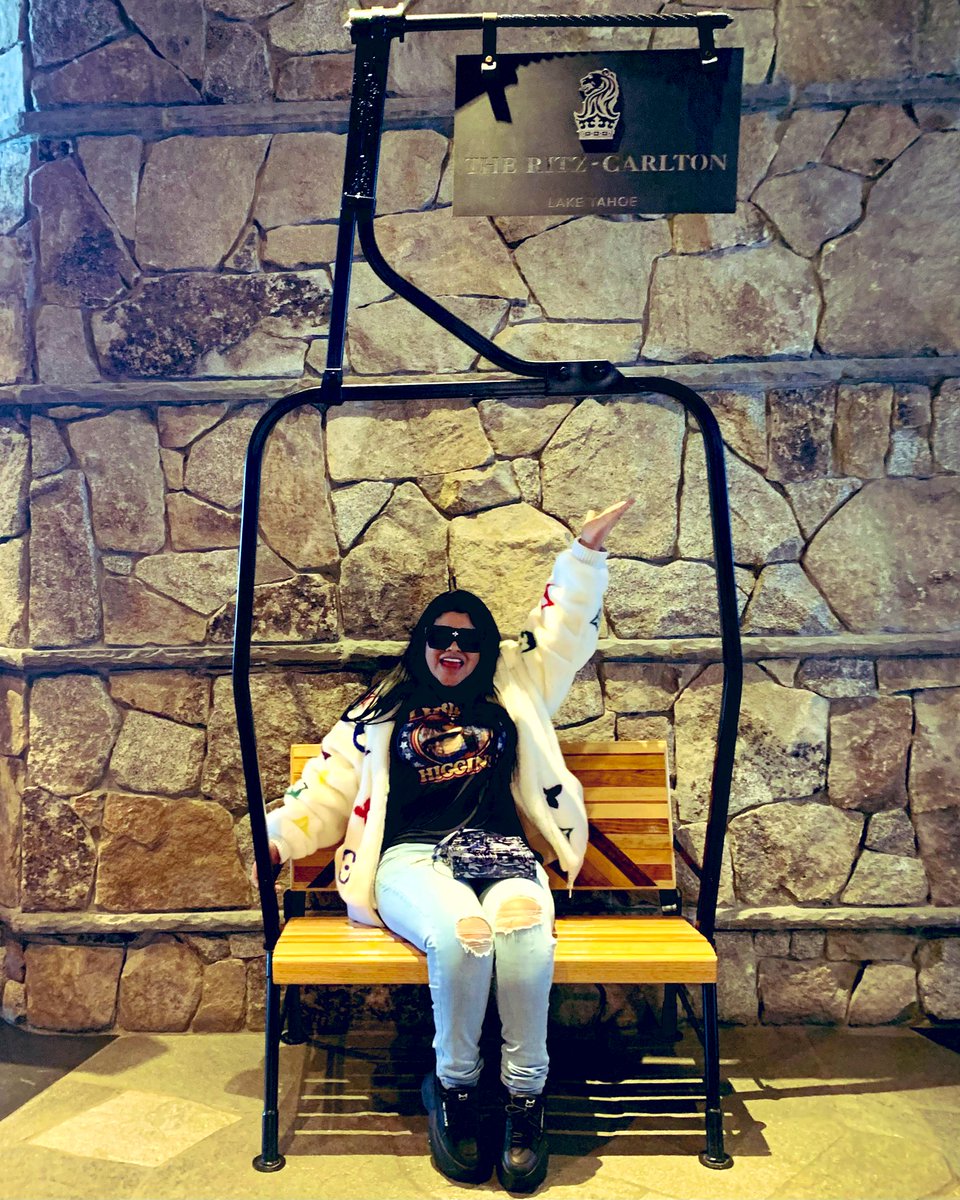 vanluc7's tweet photo. Wearing my @theneckbrace merch at @RitzCarlton in Lake Tahoe!
Majestic AF 🥰🙌🏽
#LibbieHiggins #travel #travelbloggers https://t.co/Erlkga62yu