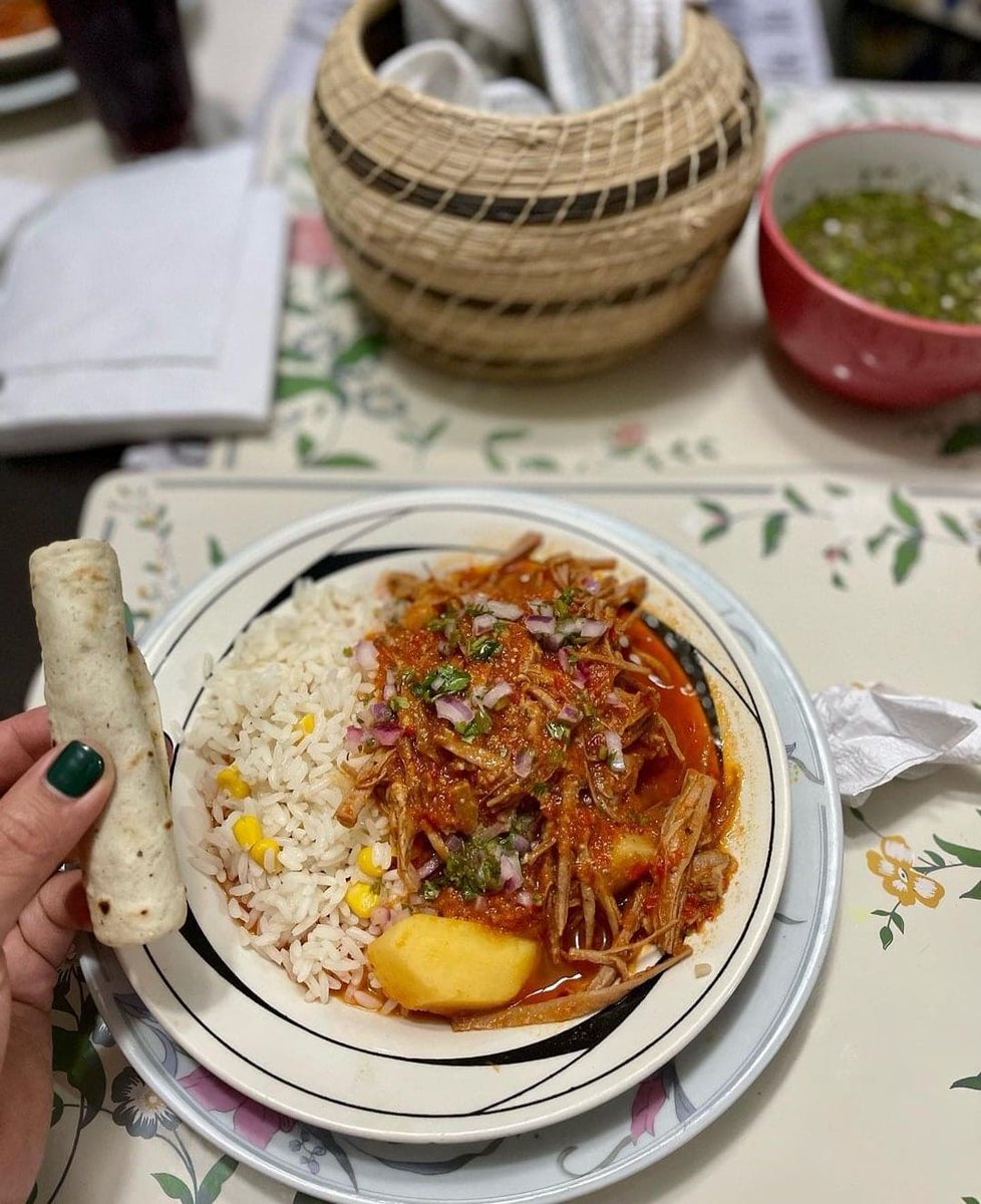 NuestroDiario's tweet photo. ¿A quién se le antojan unas deliciosas hilachas? 🙋🏻♀️🙋🏽♂️
¡Delicia! 😋
📷: @fmpgabriel53 #antojito #cimidaguatemalteca #guatemala #hilachas #recados #tortillas #antojitochapín https://t.co/54qYcY3o7O