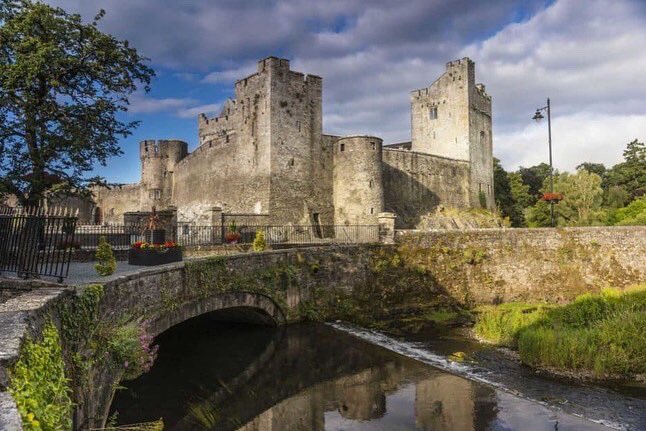 LocationGuild's tweet image. Congrats to #CahirCastle &amp;amp; #OPW for winning the #EuropeanFilmCommissionsNetwork Location Award! They saw off competition from Norway (Dune), Spain (The Crown), Croatia (Murina) &amp;amp; Germany (The Queen’s Gambit). 
It was nominated following its use in ‘The Green Knight’