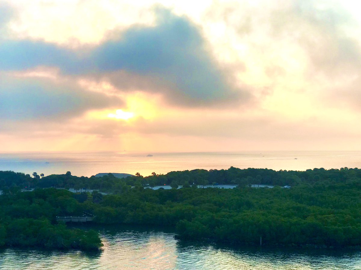 Rebekka024's tweet photo. Docked in a bay by the ocean at sunrise. #FunInFlorida https://t.co/ROtDNdCTKe