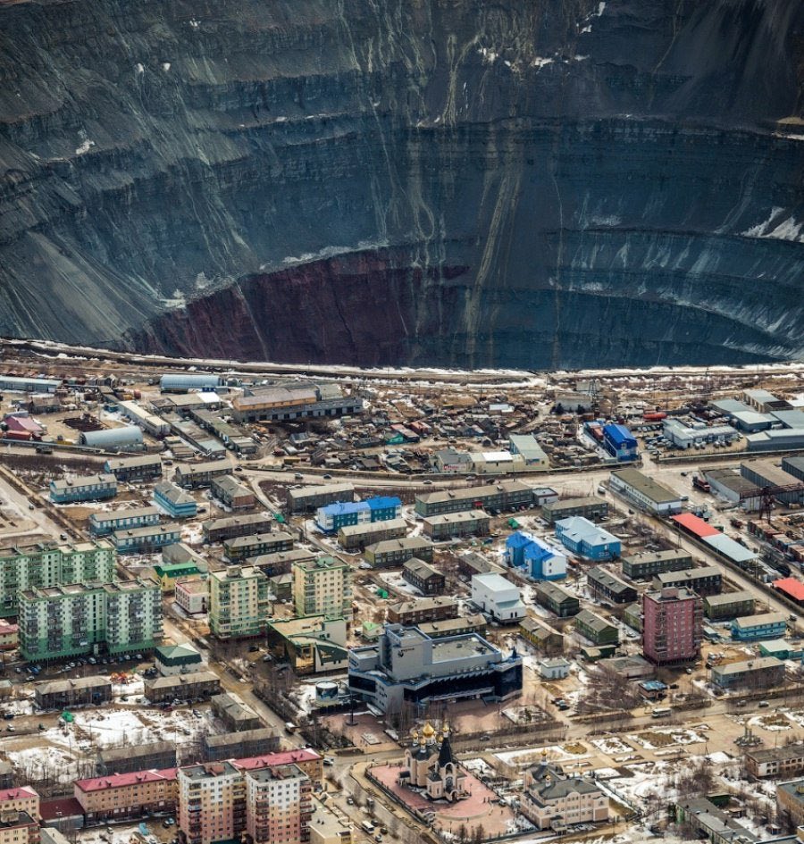 Youridefou's tweet photo. Ce trou est le résultat d'une excavation minière en Sibérie. C'est le plus grand trou fait par l'homme au monde. Regardez la taille des bâtiments en comparaison! https://t.co/52GZH7ZeTD