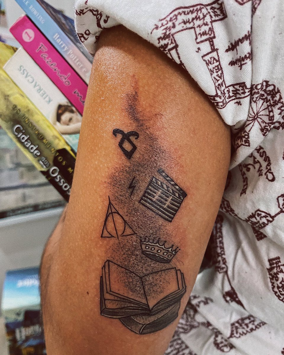jackssparadise's tweet photo. “Sempre se deve ter cuidado com os livros” - disse Tessa, “e com o que está dentro deles, pois as palavras tem o poder de nos transformar.” - Anjo Mecânico, Cassandra Clare. 

Obrigada por me transformarem ✨👑➰🖤
@cassieclare @kieracass @paulapimenta @HarryPotterFilm https://t.co/MaIX9Xz1V0