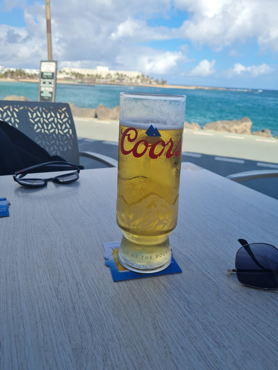 Cheers everyone ✈️🌊😊🍻