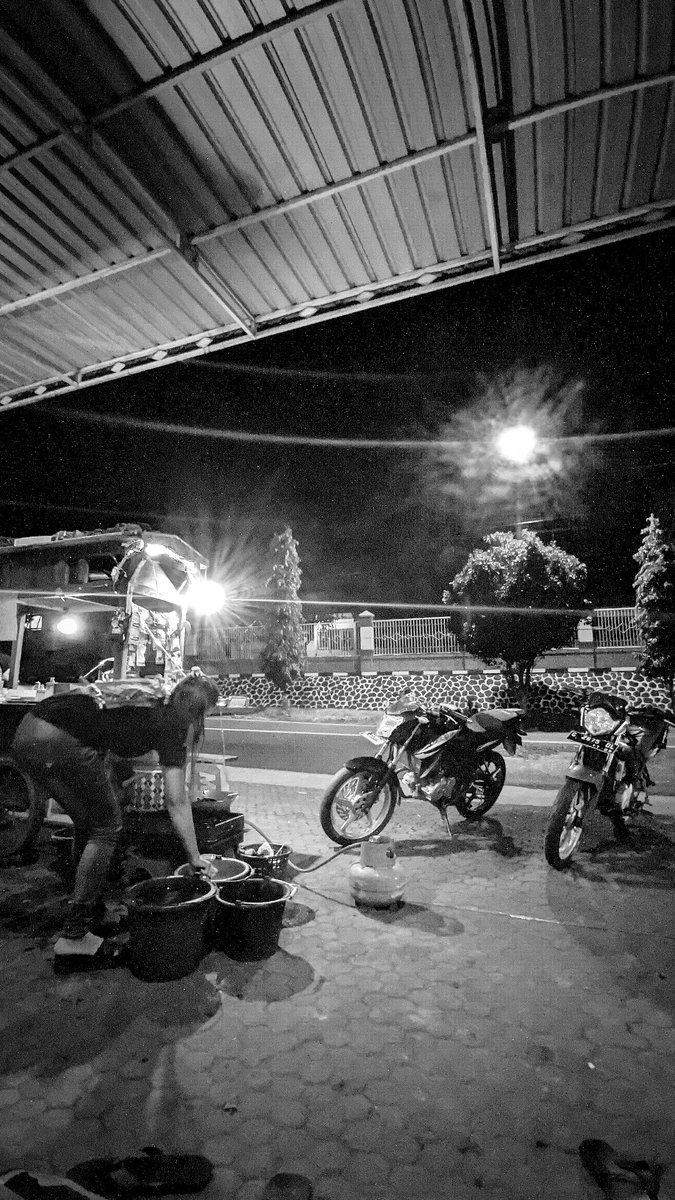 bhazug's tweet photo. mangkat isuk mulih isuk, mangkat bengi mulih bengi, ora mangkat-mangkat https://t.co/paGP1y5uBc