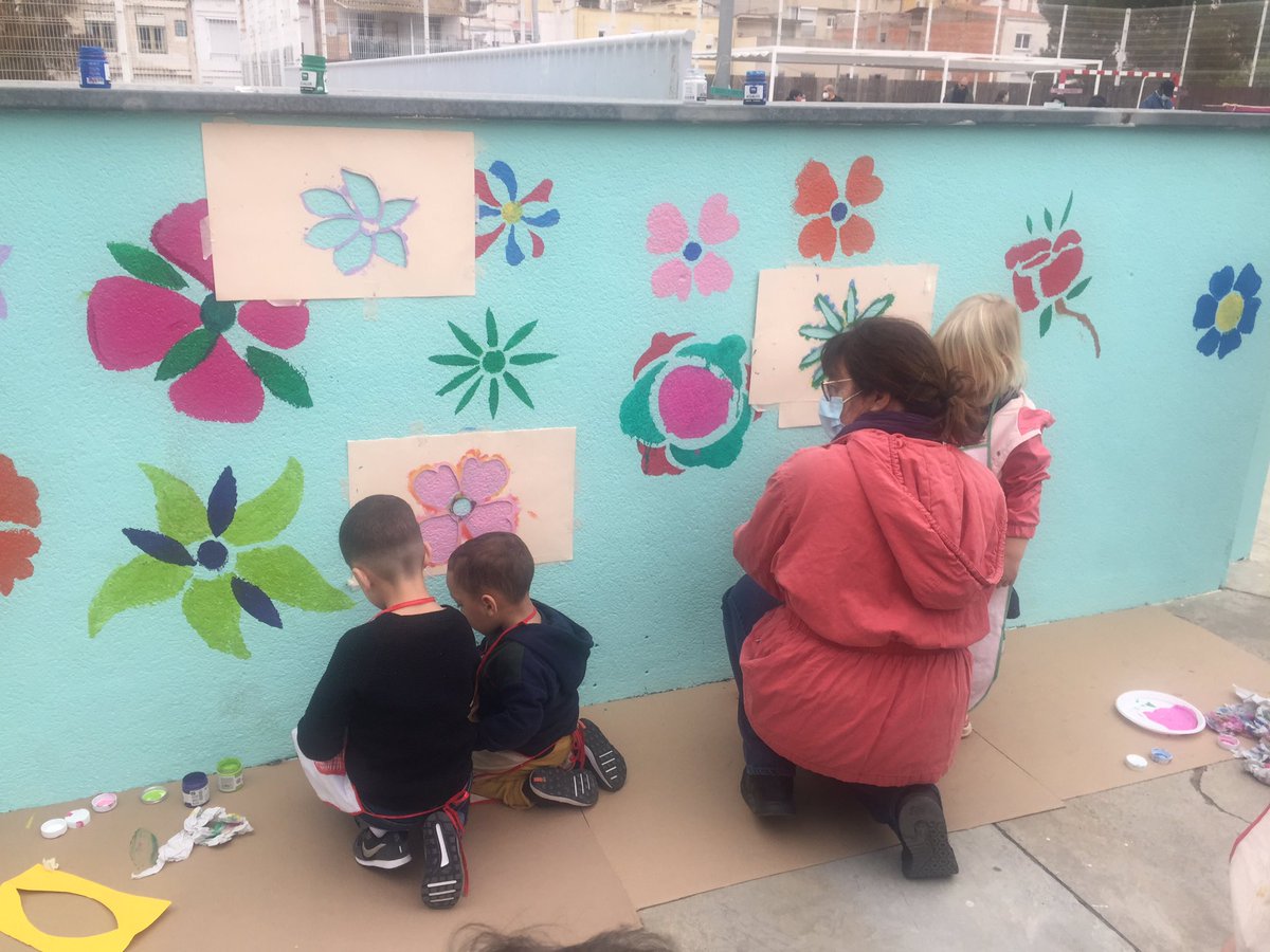 marisamuseu's tweet photo. Matí Espectacular a la #FirTecnoart  💡🎨 gaudint dels espais tecoartístics. Creant aliances 🧲 amb  els parners @MAMTarragona  i @etseURV amb la @FundacioBofill i @aliancesmagnet Enhorabona i Moltes Gràcies als mestres i alumnes de @EscolaSaavedra  Ens ho hem passat en gran!! https://t.co/fUkunzflP4