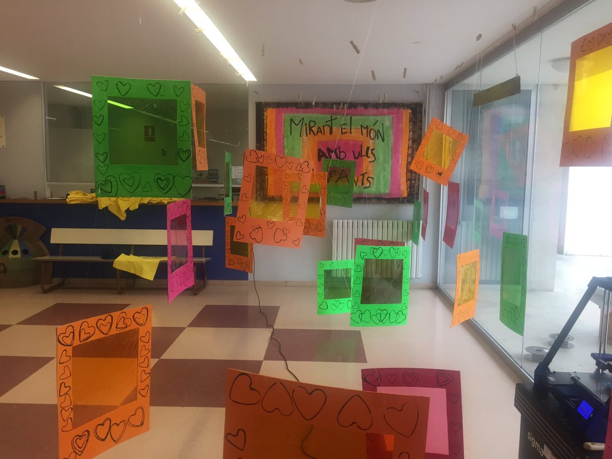 marisamuseu's tweet photo. Matí Espectacular a la #FirTecnoart  💡🎨 gaudint dels espais tecoartístics. Creant aliances 🧲 amb  els parners @MAMTarragona  i @etseURV amb la @FundacioBofill i @aliancesmagnet Enhorabona i Moltes Gràcies als mestres i alumnes de @EscolaSaavedra  Ens ho hem passat en gran!! https://t.co/fUkunzflP4