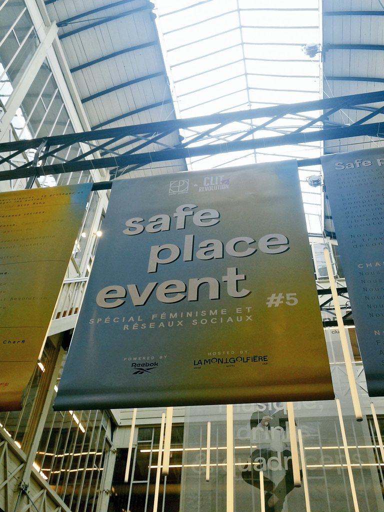 Louisa_A's tweet photo. #SafePlaceEvent 😑 On aurait pu s'attendre à un peu de politesse, de respect. Mais non, il a fallu que j'aille faire taire un homme qui parlait bcp trop fort (et bosse dans le lieu), et couvrait la voix des intervenantes, qui ont des micros. ➡️ #ManInterrupting #menaretrash https://t.co/3ZzmdOnDZZ