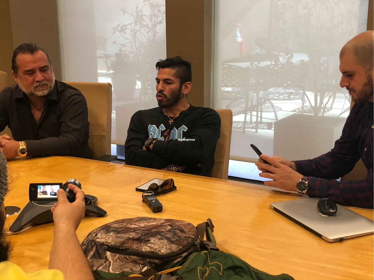 GabeJRivas's tweet image. It’s @JorgeLinares fight day on #ThePlus (phrase coined by @KornerMan44).

Here’s a throwback with El Niño de Oro ahead of his battle against Vasiliy Lomachenko.

I see 👀 @Micheladatime and @MikeCoppinger. #AbdullaevLinares