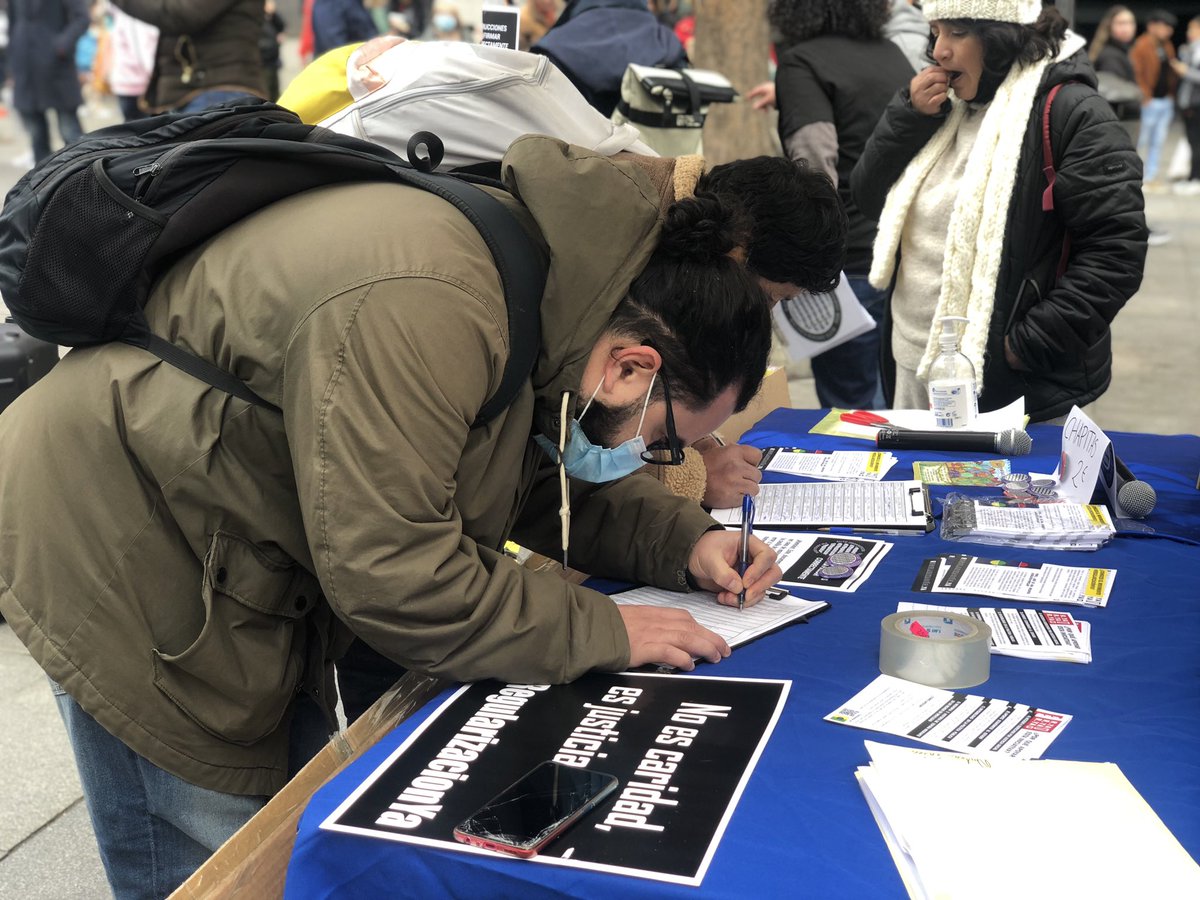 Hemos estado en la plaza de Callao #Madrid recogiendo firmas para llegar a 500mil, así conseguir derechos para 500mil personas en situación administrativa irregular. 

Si tienes DNI español +18 años ¡Firma derechos para todas! ✊🏾
