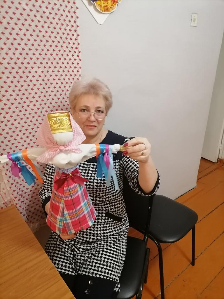 В клубе выходного дня "Берегиня" в преддверии Масленицы сшили куклу МАСЛЕНИЦУ.