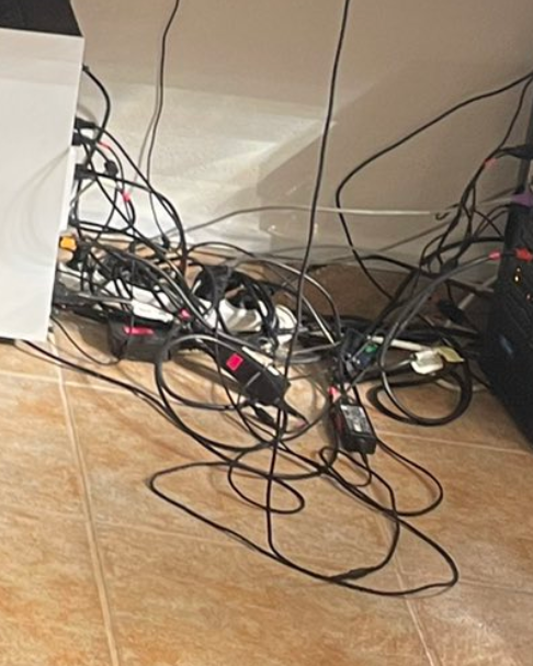 wedge_pt's tweet photo. @fromPewPew @pedrompantunes @pmcura10 @Formigahhh @raveNxy0 love the cable management 😅 https://t.co/LESkqt5A0d