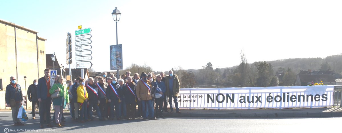 thibaultduval_'s tweet photo. ✊🏼 Rassemblement d’élus et d’associations du territoire contre l’installation d’éoliennes dans le Parc Naturel Régional de la Brenne ce matin sur le pont du Blanc ! 

❌ Ne laissons pas nos paysages et notre environnement se faire massacrer ! https://t.co/tolA33iX4R