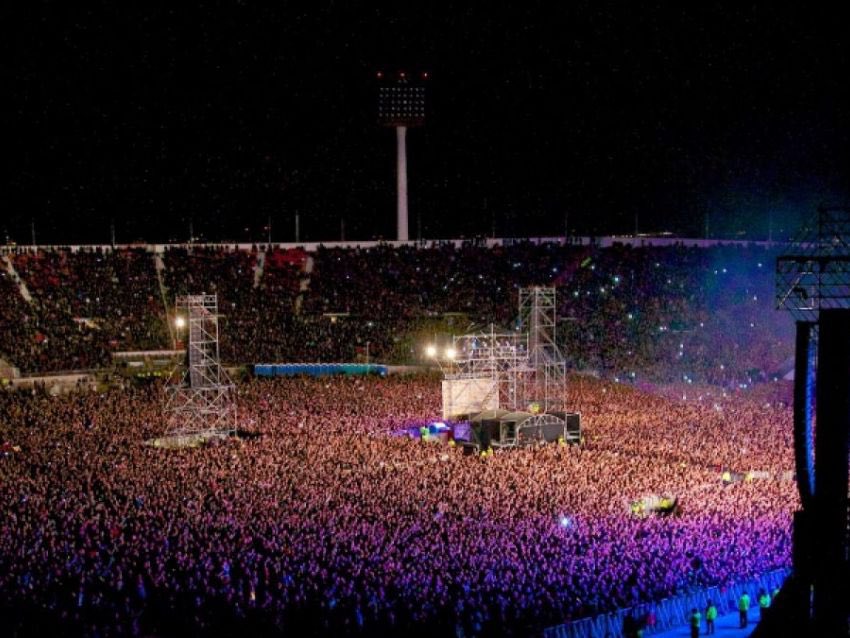 olagenteexd's tweet photo. aquí una imagen referencial de como sería el concierto de Dua Lipa en el estadio nacional 🥰 #2datefntchile https://t.co/PFfBoVbkB5