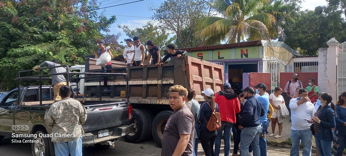juventudsandi11's tweet photo. Promotores Solidario de la UVE Brenda  Cano Torrez Realizan 
Descargue de Paquetes Alimenticios  ...Restituyendo  Los Derechos  de Los y Las 
Tipitapeñas @EL_TAYACAN_  @guerreradelsur7  @91KarolM  @egslopez07 @Hamineka @88_zuiga https://t.co/BeyKDXmfLc
