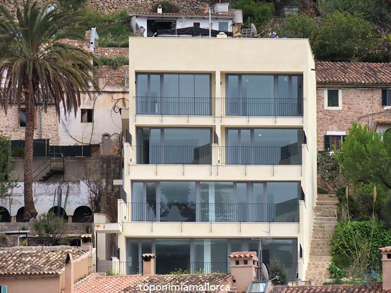 Any 2022 i continuen permetent-se noves promocions d'habitatges que són autèntics atemptats contra l'arquitectura tradicional i el paisatge dels nostres pobles.
 
📸 Vist a Bunyola.