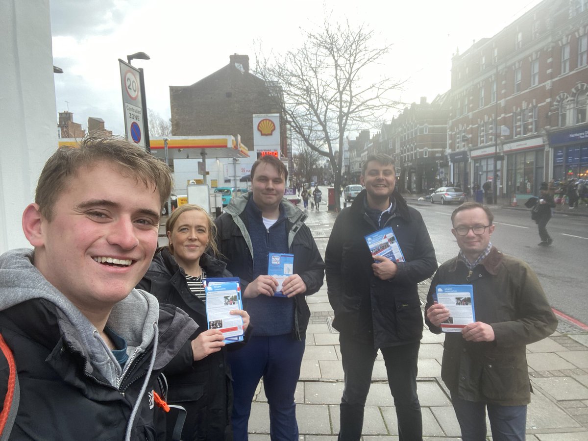 HarryNugent10's tweet photo. @whwoodroofe93 & I out helping #Bunhill and #StPeters this morning!
Thank you @NJROnline to coming down and knocking door in #StMarysAndStJames
#LTNsDoNotWork
#IslingtonDeservesBetter
#TimeForChange https://t.co/8iANJUdFxr