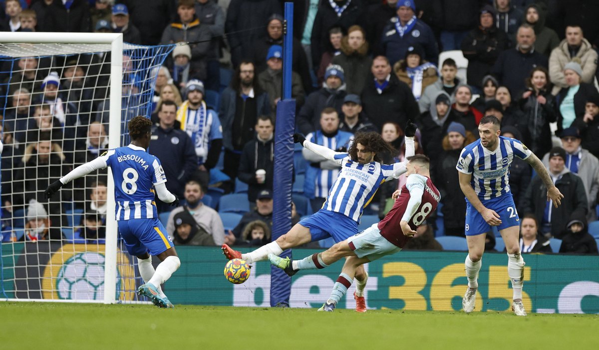 premierleague's tweet image. HALF-TIME #PL SCORES

Arsenal 0-0 Brentford
Aston Villa 0-0 Watford
Brighton 0-2 Burnley
Crystal Palace 0-0 Chelsea
Liverpool 0-0 Norwich
Southampton 0-0 Everton 

#ARSBRE | #AVLWAT | #BHABUR | #CRYCHE | #LIVNOR | #SOUEVE