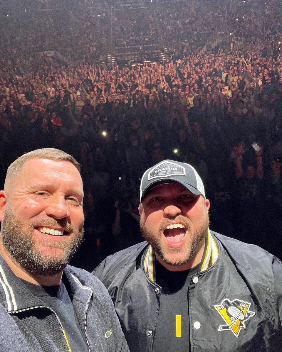 MicahTylerMusic's tweet image. I will NEVER forget last night in Pittsburgh! Joined on stage at our show by my buddy @_BigBen7 as we closed out the #Differentshirt campaign with an absolute bang providing over 10,000 meals to homeless citizens of Pittsburgh with @lightoflife rescue mession! #HereWeGo