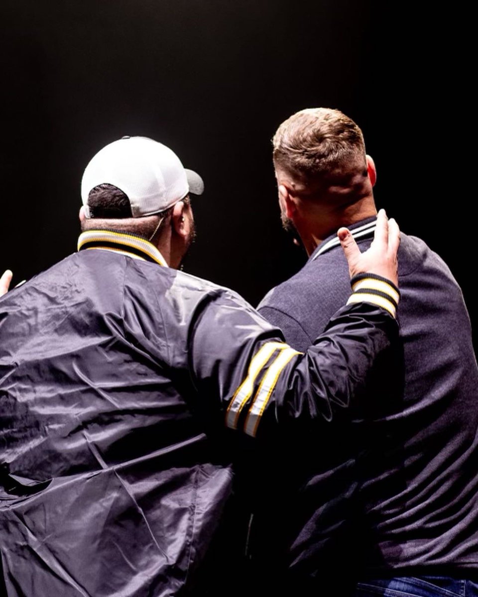 MicahTylerMusic's tweet image. I will NEVER forget last night in Pittsburgh! Joined on stage at our show by my buddy @_BigBen7 as we closed out the #Differentshirt campaign with an absolute bang providing over 10,000 meals to homeless citizens of Pittsburgh with @lightoflife rescue mession! #HereWeGo