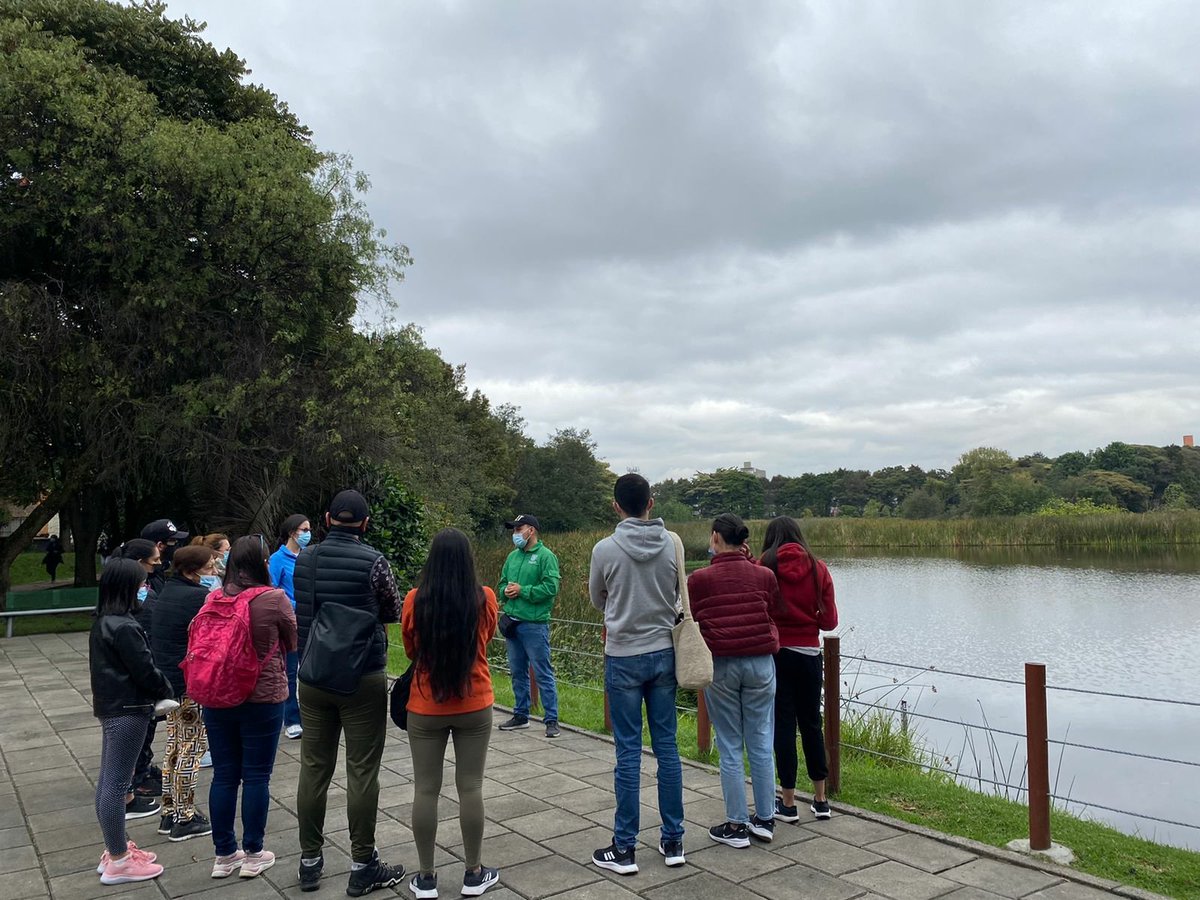 Cucaracherobog's tweet photo. Continuamos la celebración del #MesDeLosHumedales con actividades en el humedal Santa María del Lago. Hoy los servidores públicos de la ciudad, disfrutaron de un recorrido interpretativo con el equipo de #EducaciónAmbiental por aulas de @Ambientebogota en convenio con el DASCD🌱 https://t.co/0HbPjsEYbn