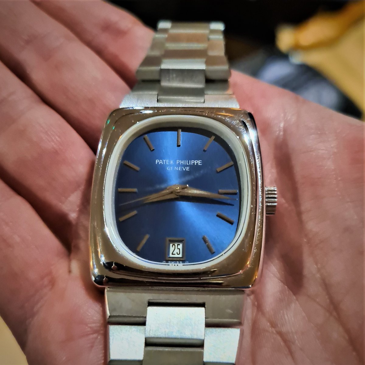 thewatchcc's tweet photo. #PatekPhilippe were part of the Swiss Beta 21 Quartz Development project, and being Patek they delivered this absolute beauty with the familiar Ellipsoid dial shape. It's white gold and from the early 1970s.
Thanks to @misterolex for showing it to us at #time4apint https://t.co/3tG96xzlem
