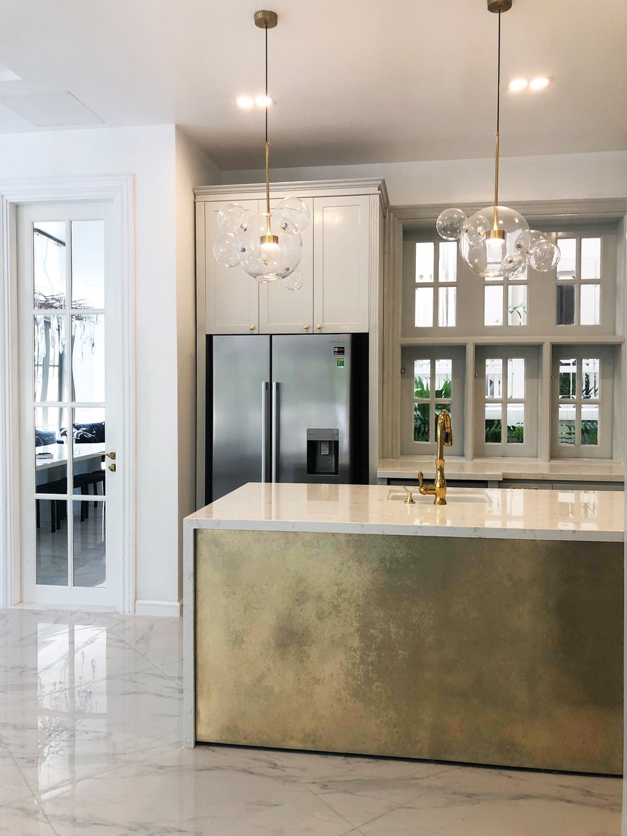 ngkbllc's tweet photo. Drop a ✨ if you love this gold island in this posh kitchen! 
.
.
.
https://t.co/f1hJIl4U38
#NGKB #sanantoniotx #kitcheninspo #kitchendesign #interiordesign #interiordesigning #interiordesigninspiration #bathroomdesign https://t.co/xtRuPmCMr7