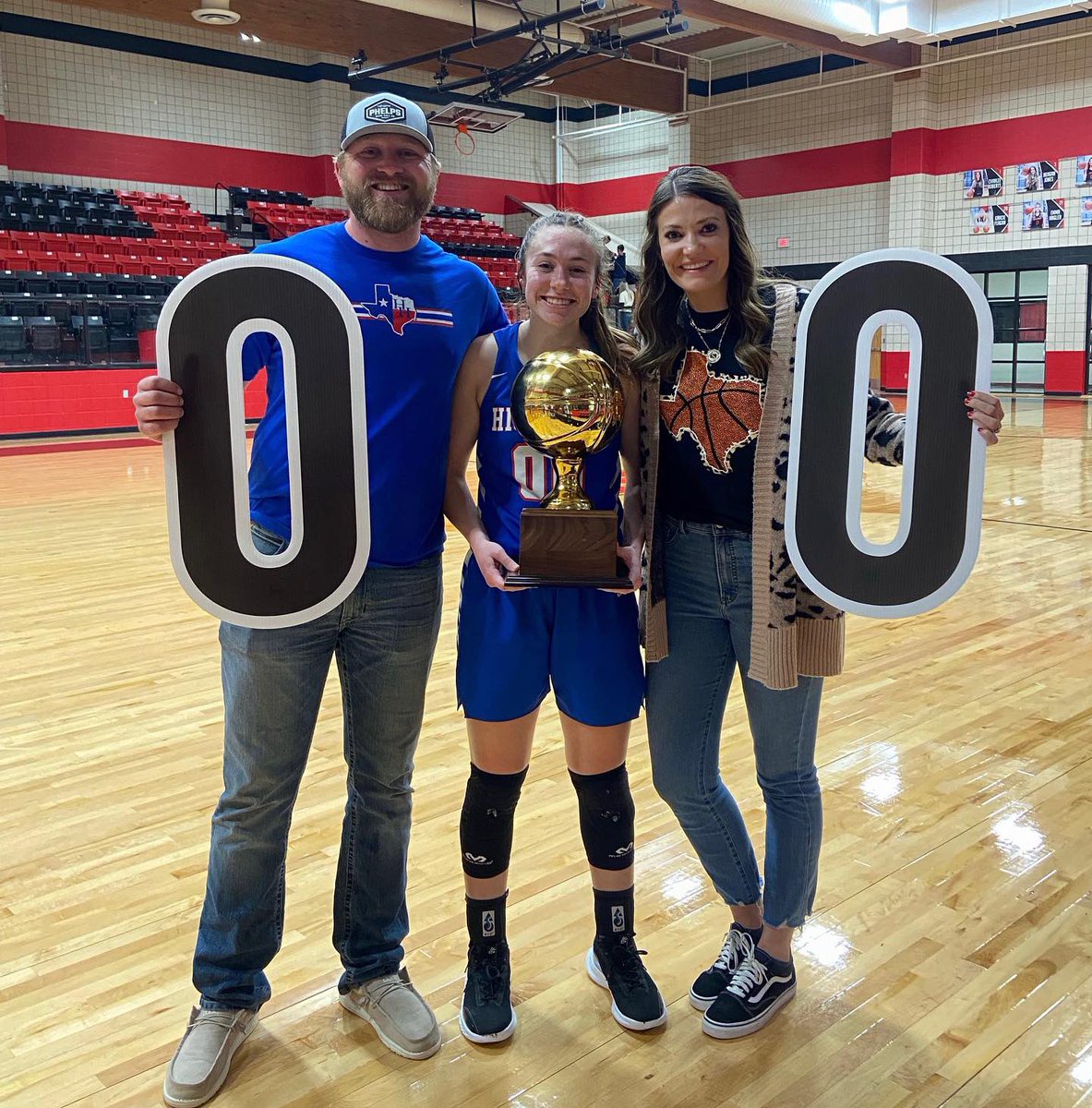 Sierra_Thomp's tweet photo. We love you our #00!!! The Lady Hornets are Area Champs🏀💙 https://t.co/scev1sjQuF