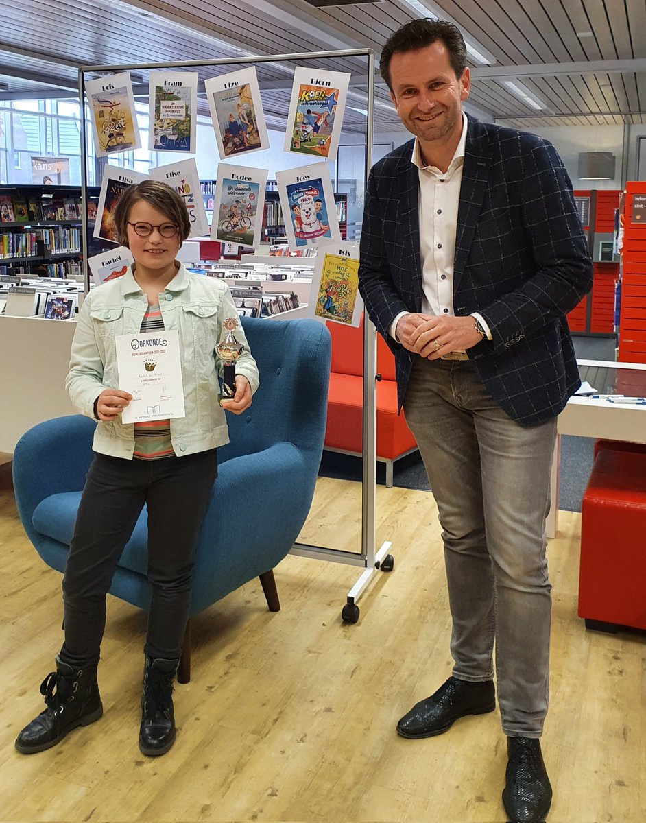 Met zoveel plezier en ontspanning voorlezen. Het publiek bij @BiebNoordVeluwe genoot vanmiddag zichtbaar van het fragment dat Rachel ten Brink uitgekozen. Dan ontvang je heel terecht de Voorleesbeker uit handen van wethouder <a href="/arjanklein/">Arjan Klein</a>. Op naar de volgende ronde in Apeldoorn.