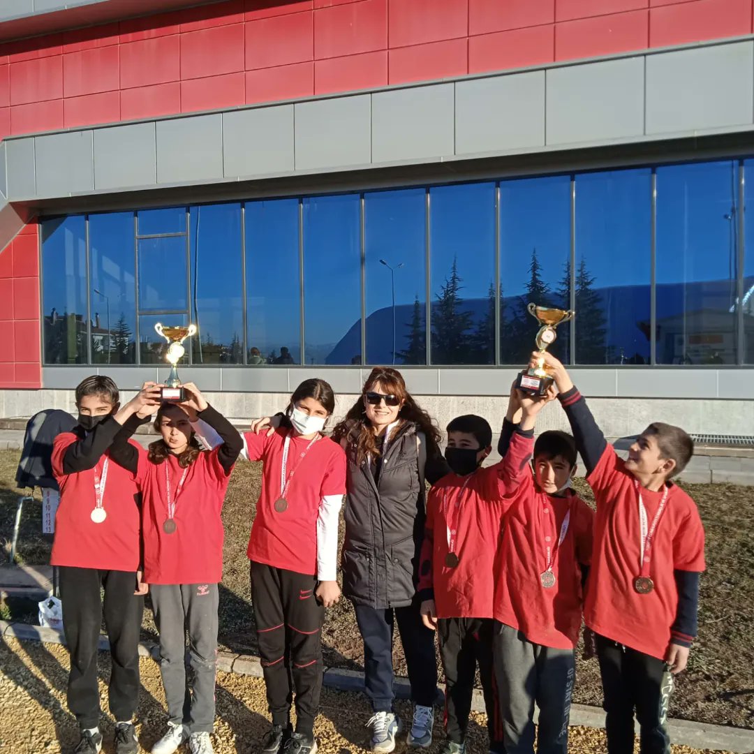 Okulumuz bocce takımı kızlar kategorisinde il 3. erkekler kategorisinde il 4. olmuştur. Bocce çalışmalarında desteğini esirgemeyen Semra YİNESOR öğretmenimize teşekkür eder, öğrencilerimize başarılar dileriz. <a href="/EskisehirMem/">Eskişehir İl Milli Eğitim Müdürlüğü</a>