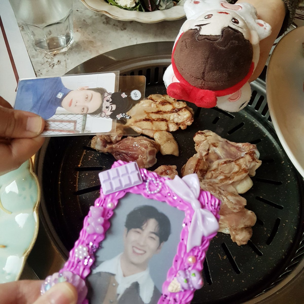 ondo0721's tweet photo. 초점 어디갔. . . 아무튼 이퀄보고 동호가 추천해준 닭구이 먹고 이벤트카페까지 알차게 조지고 세미막 마무리 !
무릎꽁한거 아프겠지만 너무 기여웠어ㅜ_ㅜ 흑흑 이런 수니라 미안하구나,, https://t.co/9owNPHYEJb