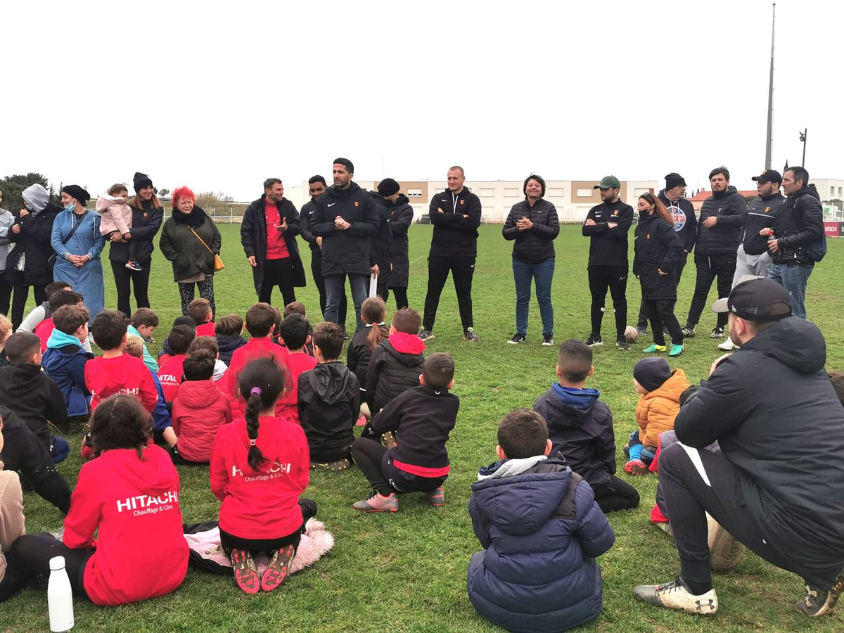 Agneslangevine's tweet photo. 🏈 Un beau moment de partage parents-enfants pour fêter les  ⭐️⭐️ du @flhv_ #Perpignan labellisé @FranceRugby et Club ambassadeur @Occitanie fortement encouragé par @kamelchibli pour son engagement sportif &amp; citoyen.
🙌 à toute l’équipe et à leur président Benoît Castanedo https://t.co/94SgrEzCNg