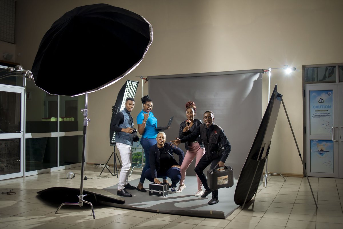 Studio_plusss's tweet image. It's. A Wrap🔥🔥.... we took the studio to the 🏦 Bank for 2 days....Thank you Standard Bank for trusting Us #studioplus#Hdpluscreations  artworklabphoto  Yusuf Sukali
MUA : Nelisah Tala Phiri Beauty by Raz