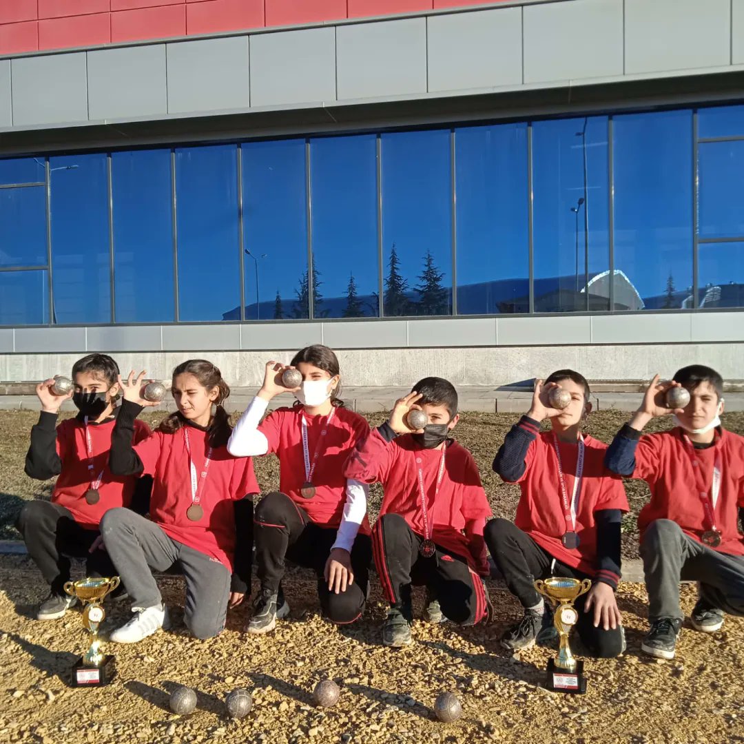 Okulumuz bocce takımı kızlar kategorisinde il 3. erkekler kategorisinde il 4. olmuştur. Bocce çalışmalarında desteğini esirgemeyen Semra YİNESOR öğretmenimize teşekkür eder, öğrencilerimize başarılar dileriz. <a href="/EskisehirMem/">Eskişehir İl Milli Eğitim Müdürlüğü</a>