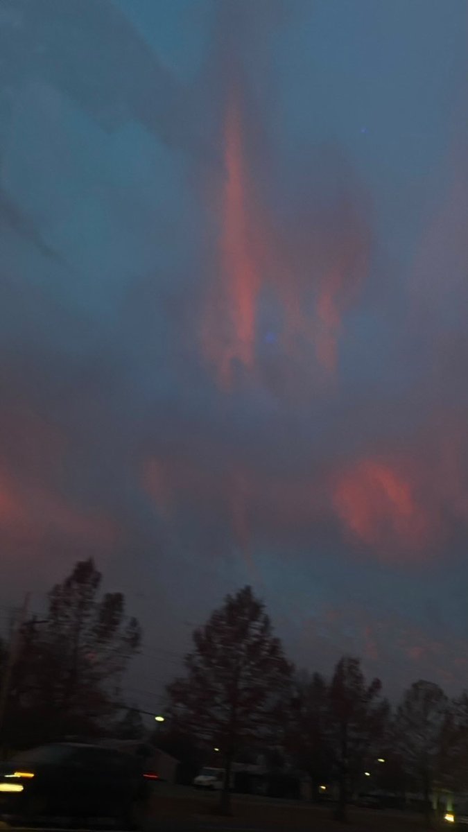 exolistens's tweet photo. Morning sky’s are always the best!😭 https://t.co/gHga7QnKaN