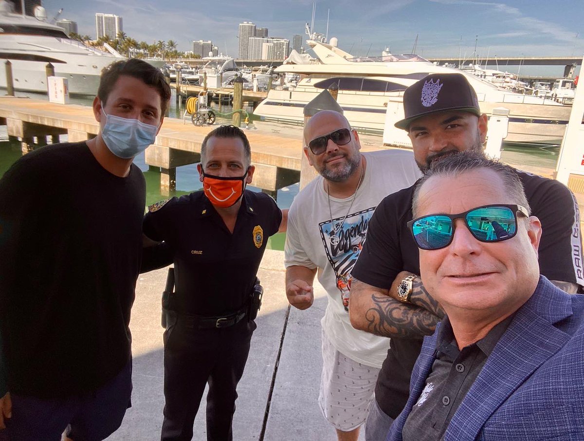 MOBILEMIKE_'s tweet photo. #MobileMike #MiamiInternationalBoatShow #MIBS 
 @MiamiBoatShow #PromotingTheFuture #GetOutAndEnjoyYourself #JoinUsLive #ItstheWeekend #Miami https://t.co/Jj080Dh7mt