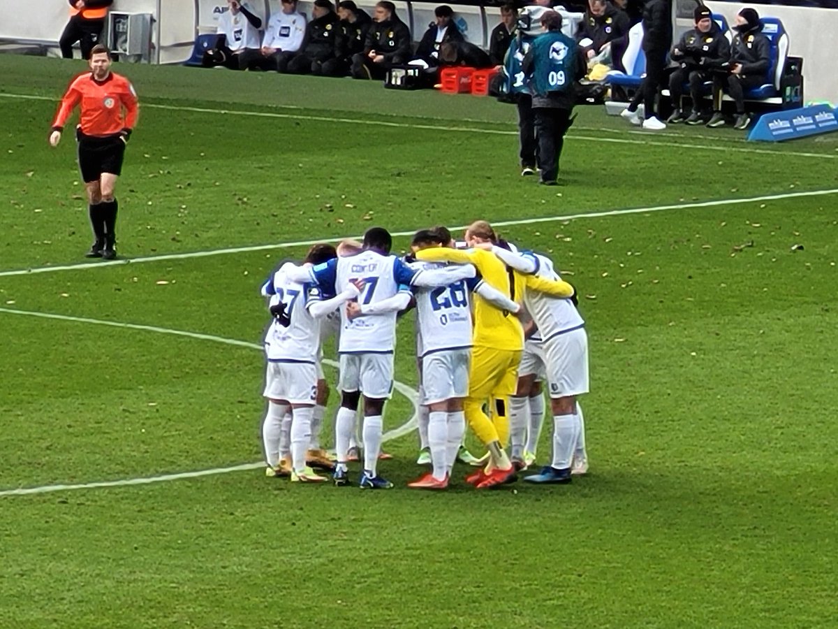 ThomasDegner2's tweet photo. Heimsieg!
Ein verdienter 2:0 Sieg gegen BVB II
Langsam kann man da wohl eine etwas grössere Party planen...
Ich trinke jetzt erstmal einen Sieger-Dimple 👍💙🤍🥃
#nurderfcm #heimsieg #wsdgdw #FCMbvb https://t.co/ASuFaiMq18