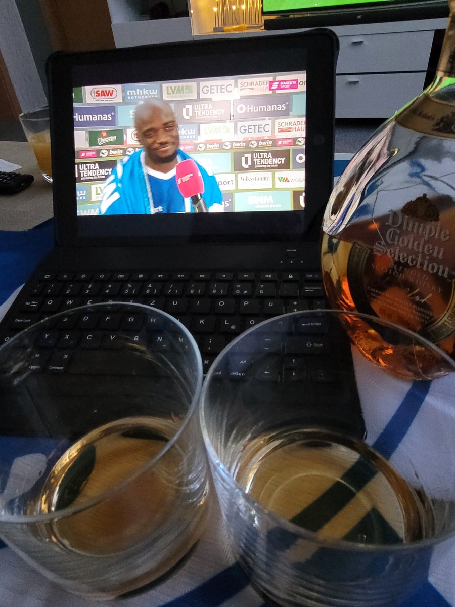 ThomasDegner2's tweet photo. Heimsieg!
Ein verdienter 2:0 Sieg gegen BVB II
Langsam kann man da wohl eine etwas grössere Party planen...
Ich trinke jetzt erstmal einen Sieger-Dimple 👍💙🤍🥃
#nurderfcm #heimsieg #wsdgdw #FCMbvb https://t.co/ASuFaiMq18