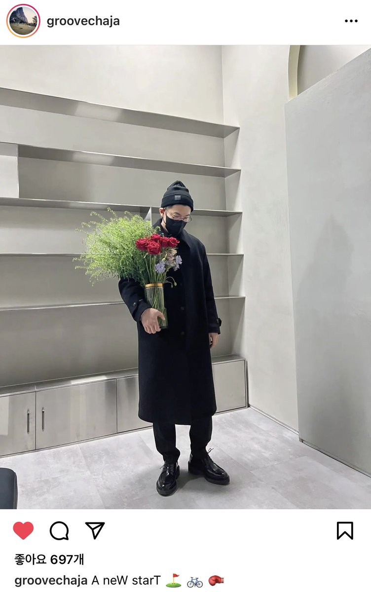BUNNYMYE0N's tweet photo. 220220 GROOVECHAJA INSTAGRAM 

Yongmin Manager posted with the flowers that Junmyeon bought and captioned it with "A neW starT ⛳️🚲🥊" 

Not sure if he is throwing some hints with the capitalised letters and emoticons? 👀🤷🏻‍♀️ https://t.co/vnBqcCU4yb