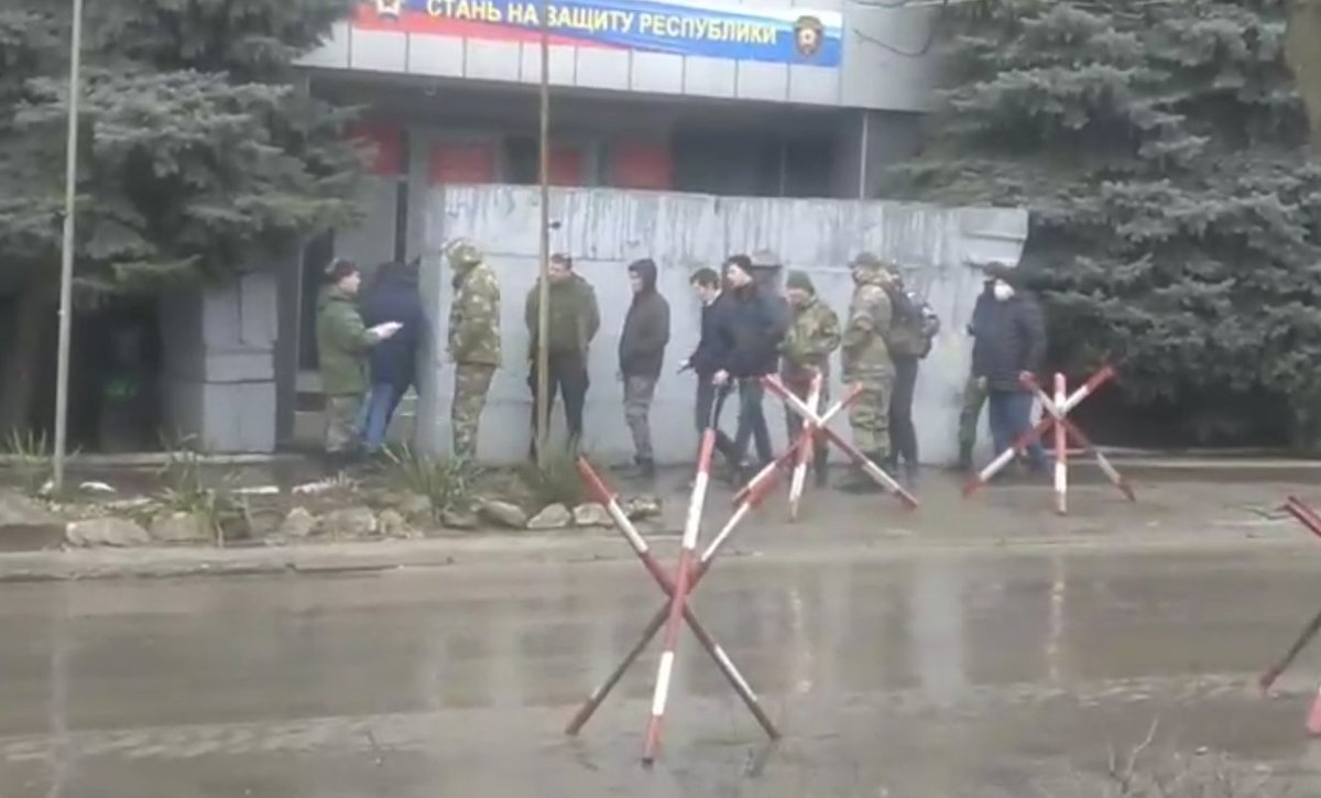 donezk: wehrpflichtige männer versammeln sich, um eine entschuldigung von el hotzo einzuklagen.