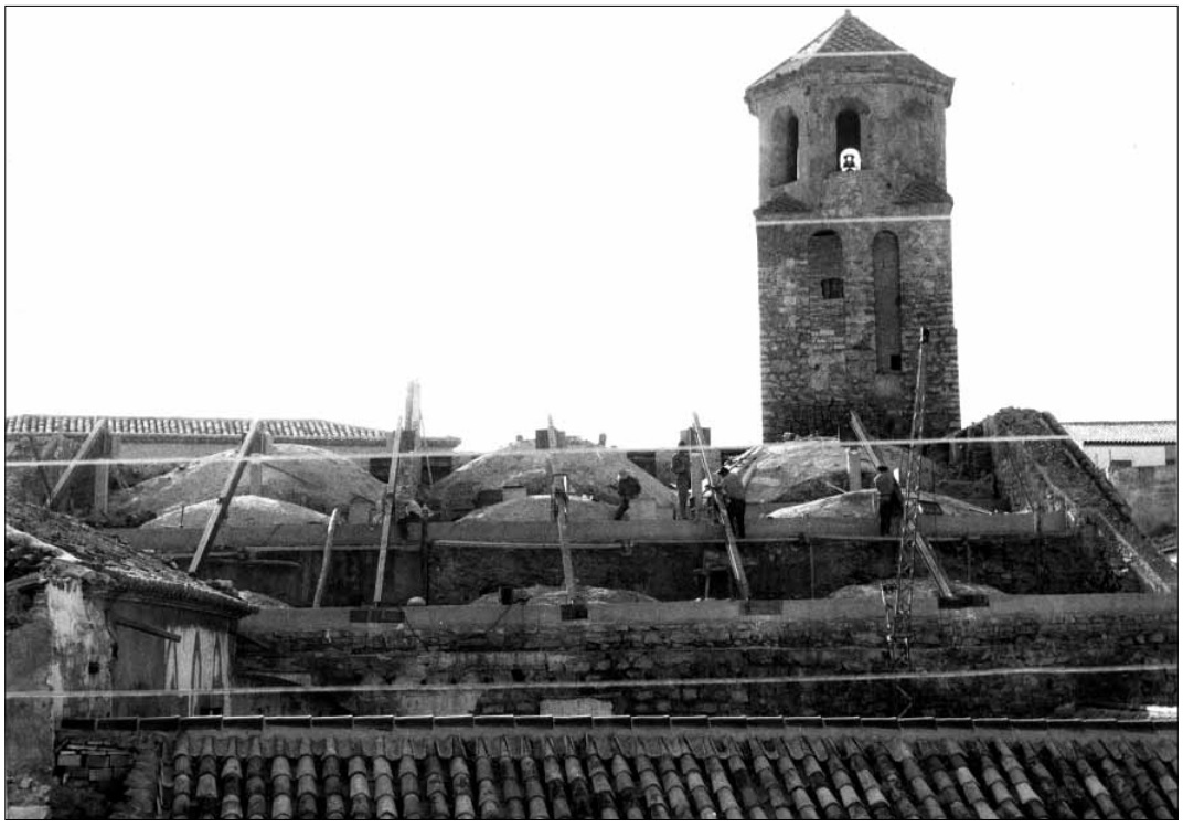 Kev_FOTO's tweet photo. En 1971, la iglesia se encontraba en unas lamentables condiciones, con peligro de derrumbe. Sufrió una total intervención que dejó impactantes fotografías del proceso, como la eliminación del viejo tejado, las estancias del patio y la aparición del alminar. https://t.co/njyUBCww3Z