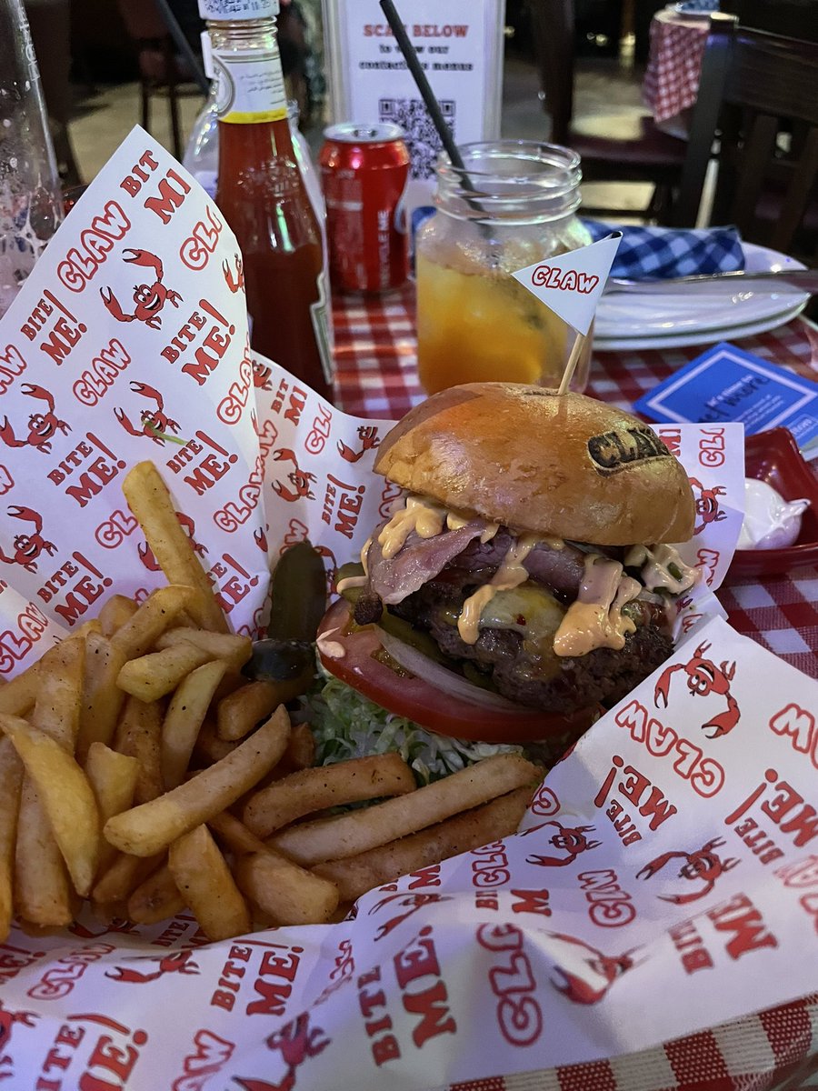 simang0t's tweet photo. Burger party  oink oink https://t.co/TjN6PEfziy