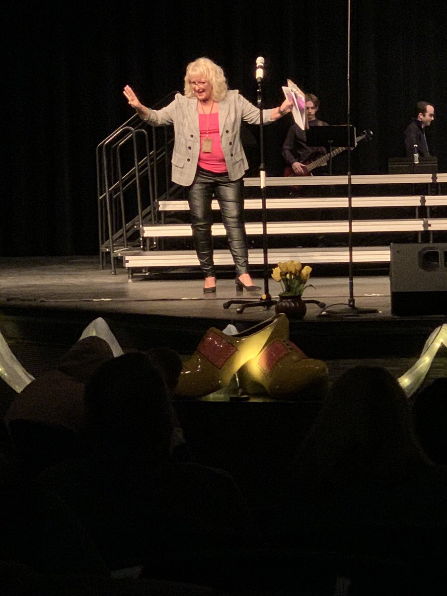 Saturday’s MC Chandra Clark is a hoot! Make sure to see her and all of your favorite groups today in person or on our livestream! #dutchmasters2022