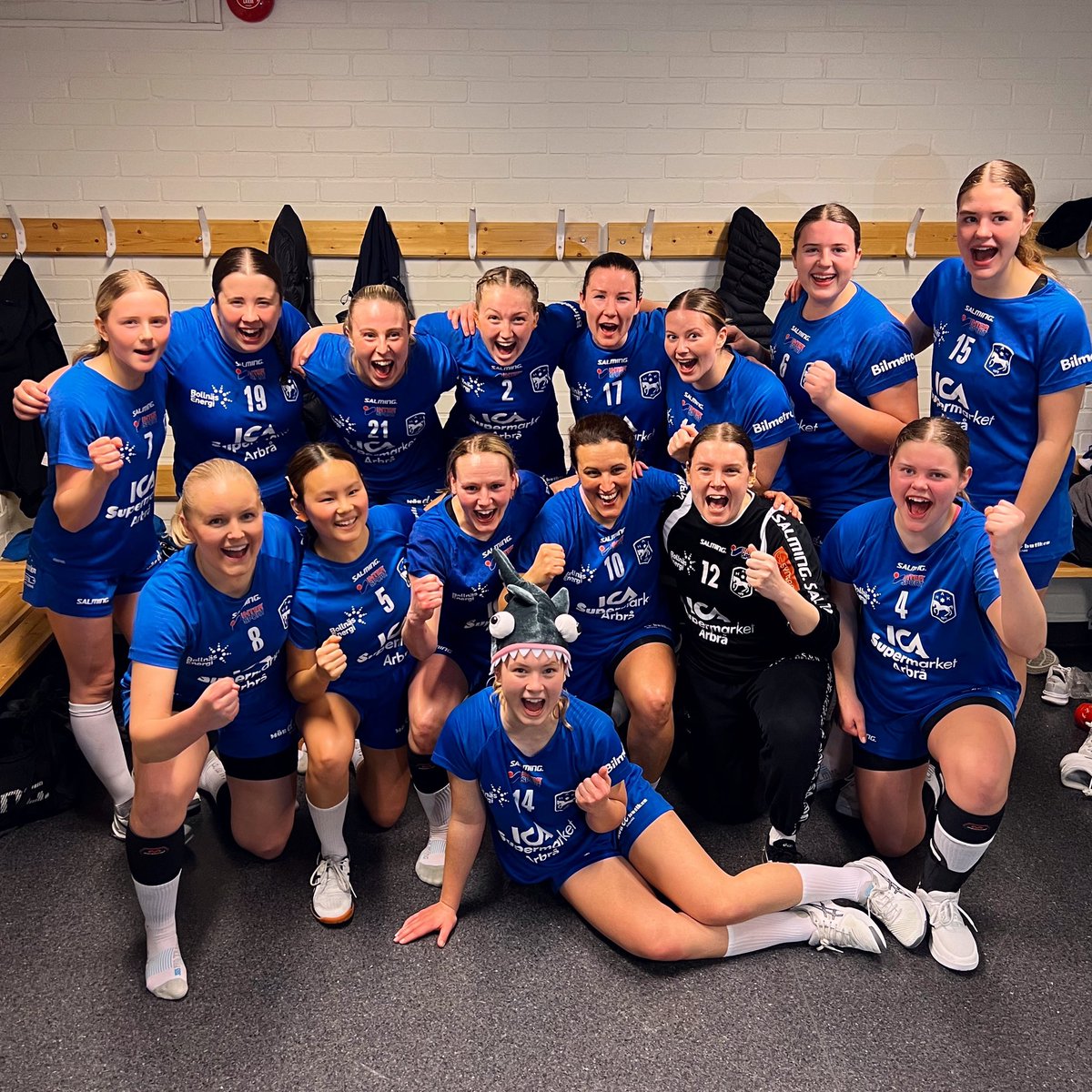 arbrahandboll's tweet photo. JARRÅÅ!!💙
Idag vinner vi med 26-12 🥳 vi har hittat tillbaka till vårt spel och spelar oerhört bra försvar! 2 viktiga poäng i kassen idag igen, och imorgon väntas bortamatch mot BK kungsan. 
Matchens lirare: Emilia Moberg 
Matchens shark: Thea Lothström https://t.co/jWjxGZzz4S